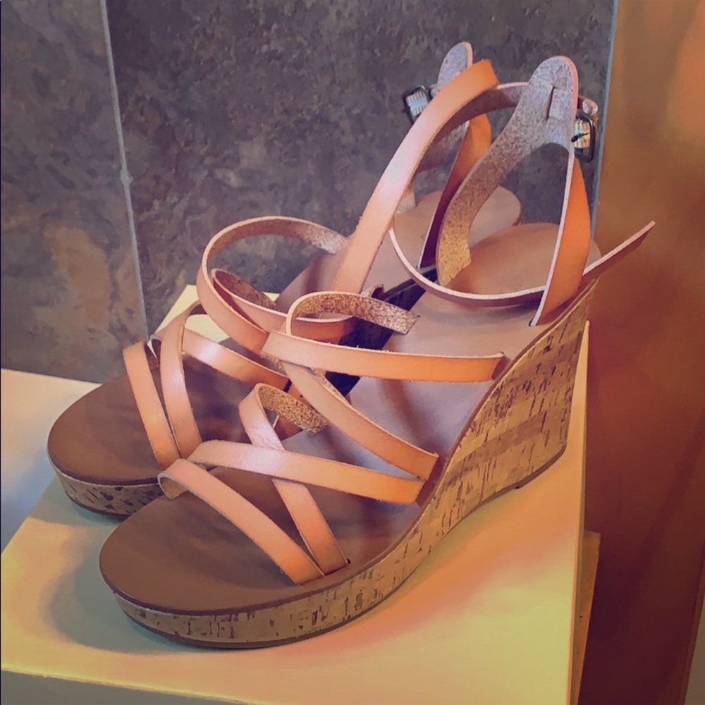 EUC Tan Wedge Sandal Size 8.5 4 Inch Heel